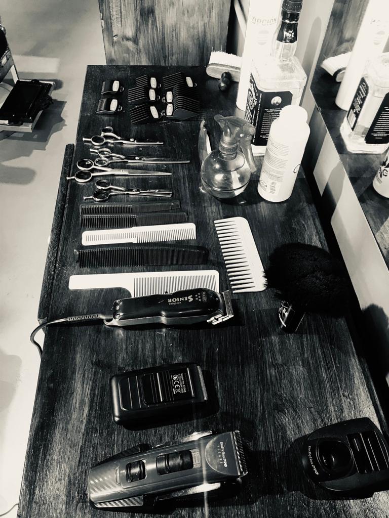 Fachada de Barbería 19 84 en Martínez