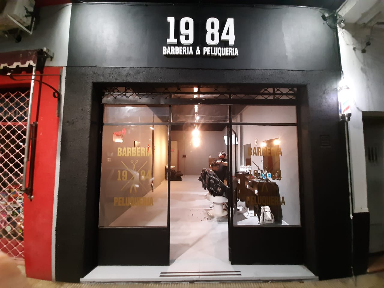 Mesa de trabajo con herramientas de barbería