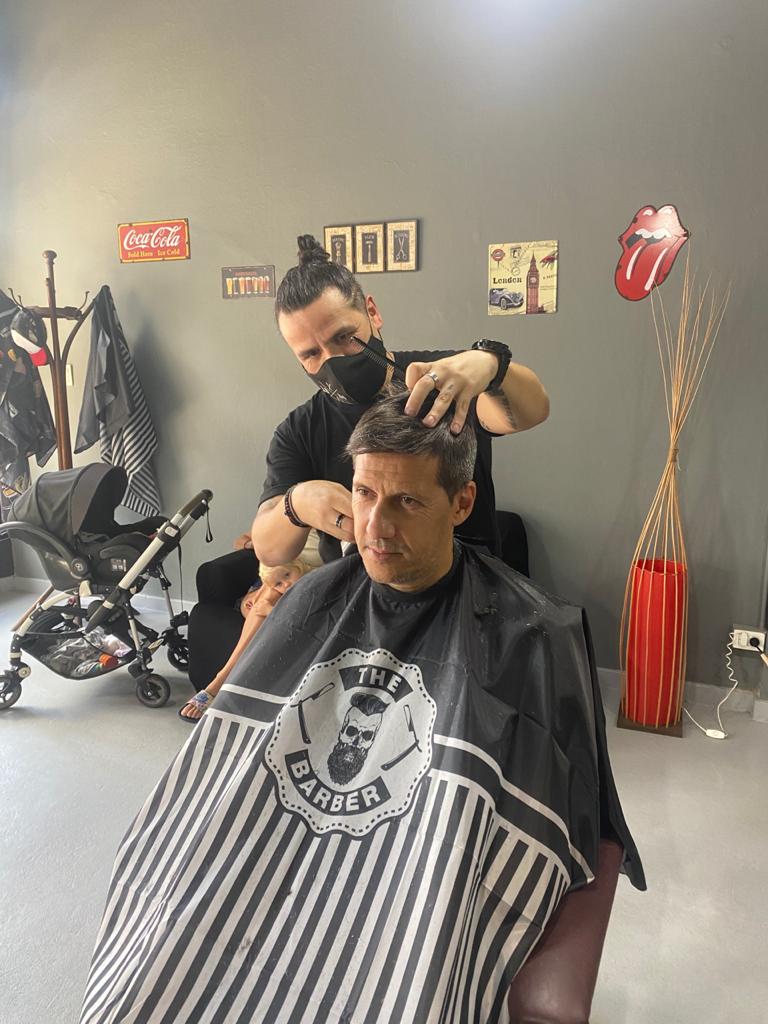 Barbero de 19 84 realizando un corte