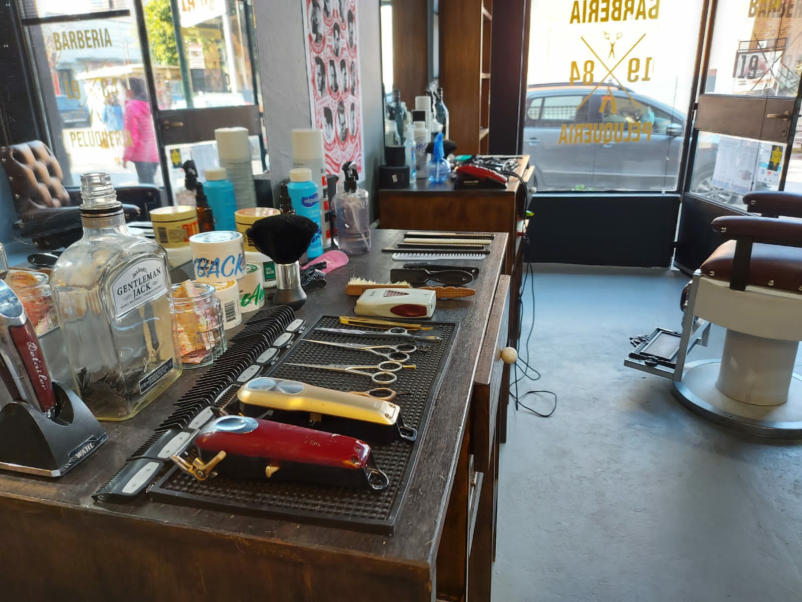 Herramientas de barbería sobre la mesada